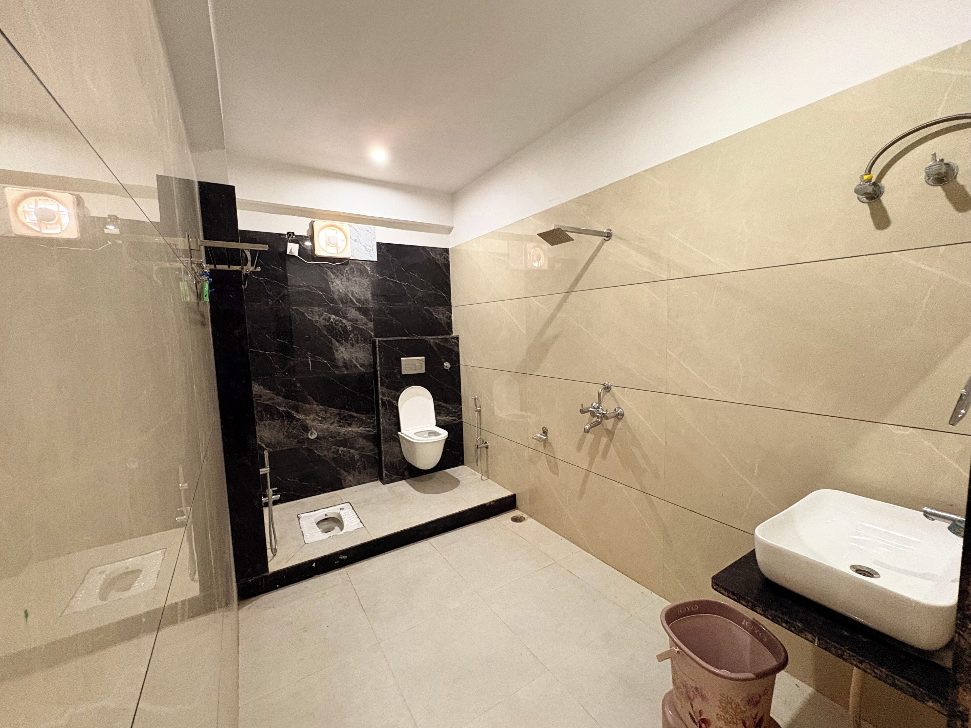 Uma casa de banho moderna com sanita, bidé e chuveiro.