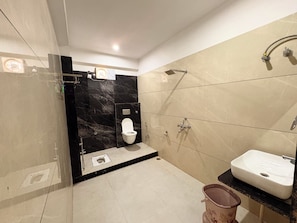 Un baño moderno con inodoro, bidé y ducha.