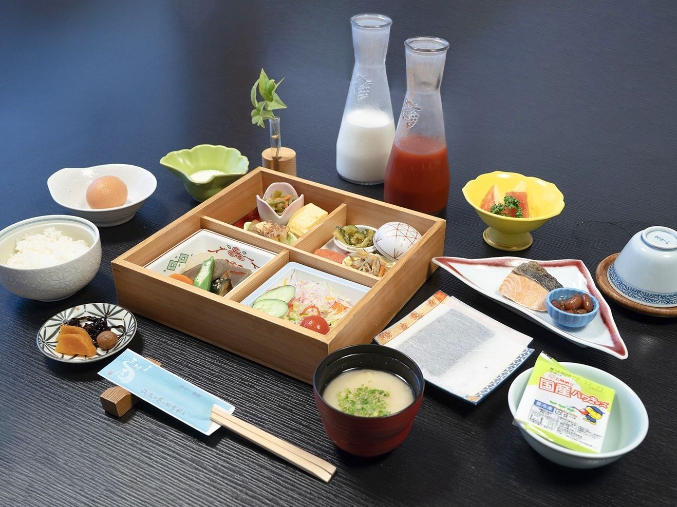 Una comida tradicional japonesa con varios platos y acompañamientos.