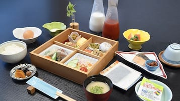 Una comida tradicional japonesa con varios platos y acompañamientos.