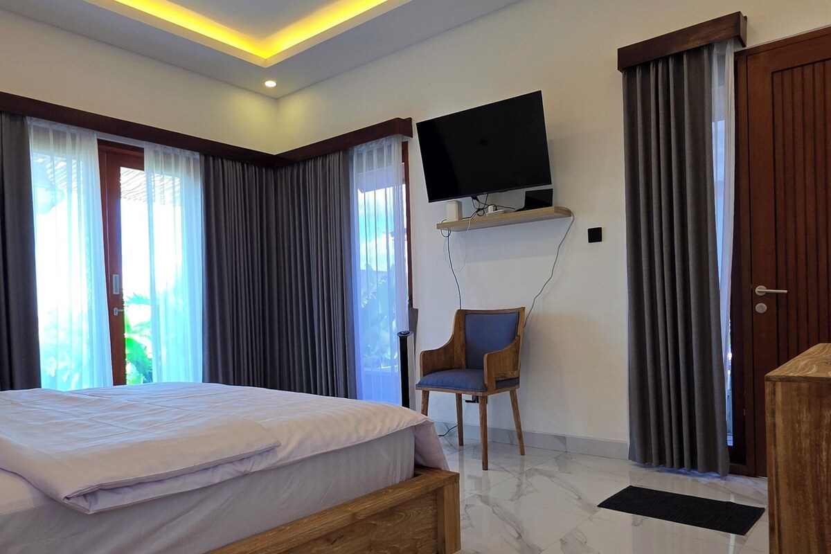 Villa, 1 Bedroom, Kitchen, Garden View | Peti besi dalam bilik, langsir/tirai gelap terus, kalis bunyi 