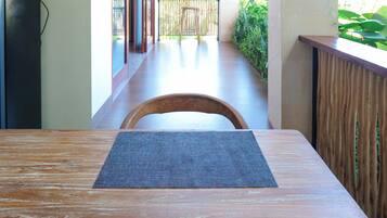 Deluxe Villa, Kitchen, Garden View | Tempat makan luar