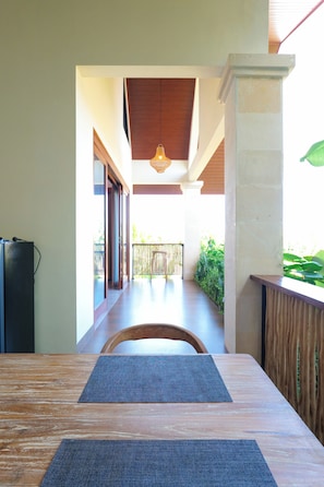 Deluxe Villa, Kitchen, Garden View | Tempat makan luar