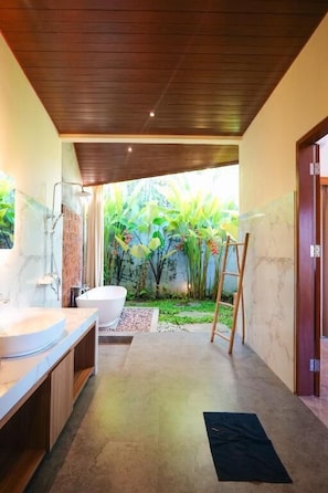 Superior Villa, Kitchen, Garden View | Bilik Mandi