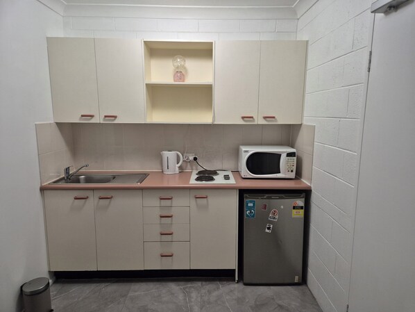 Private kitchen - Studio apartment with free parking (East Brisbane)