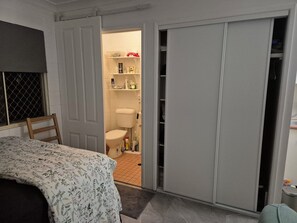 Room - Studio apartment with free parking (East Brisbane)