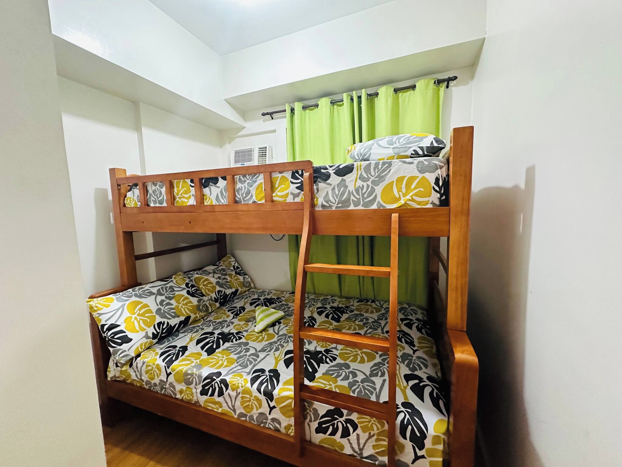 Una cama litera con ropa de cama floral y una escalera.