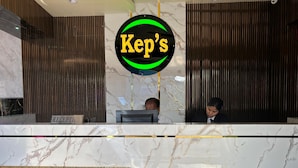 Un comptoir d’accueil avec un plateau en marbre et une enseigne indiquant « KeP’s ».
