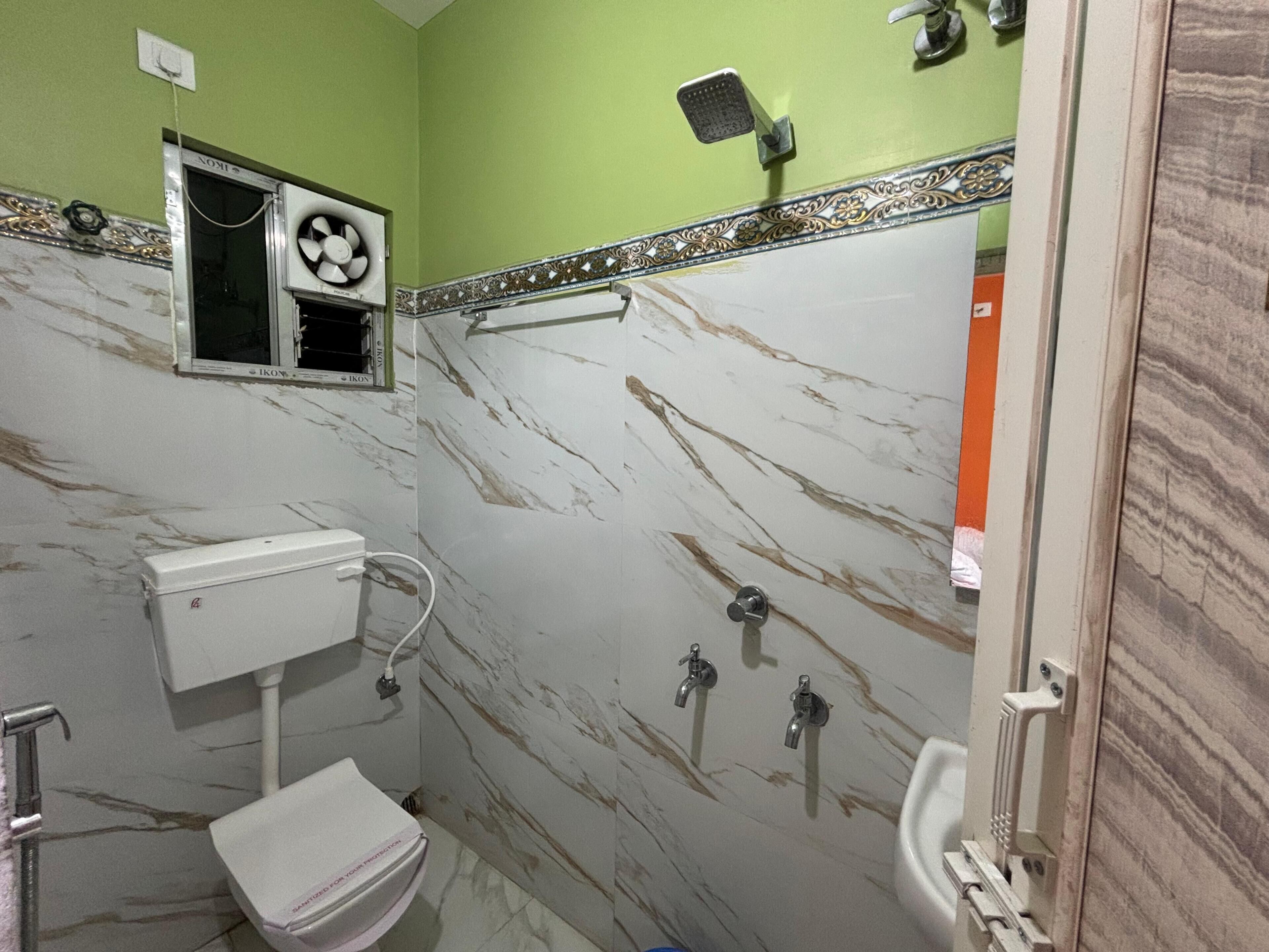 Un baño con inodoro, ducha y lavamanos.