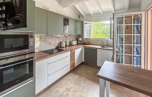 Wasserkocher mit Kaffee-/Teezubehör, Kühlschrank, Mikrowelle, Herdplatte
