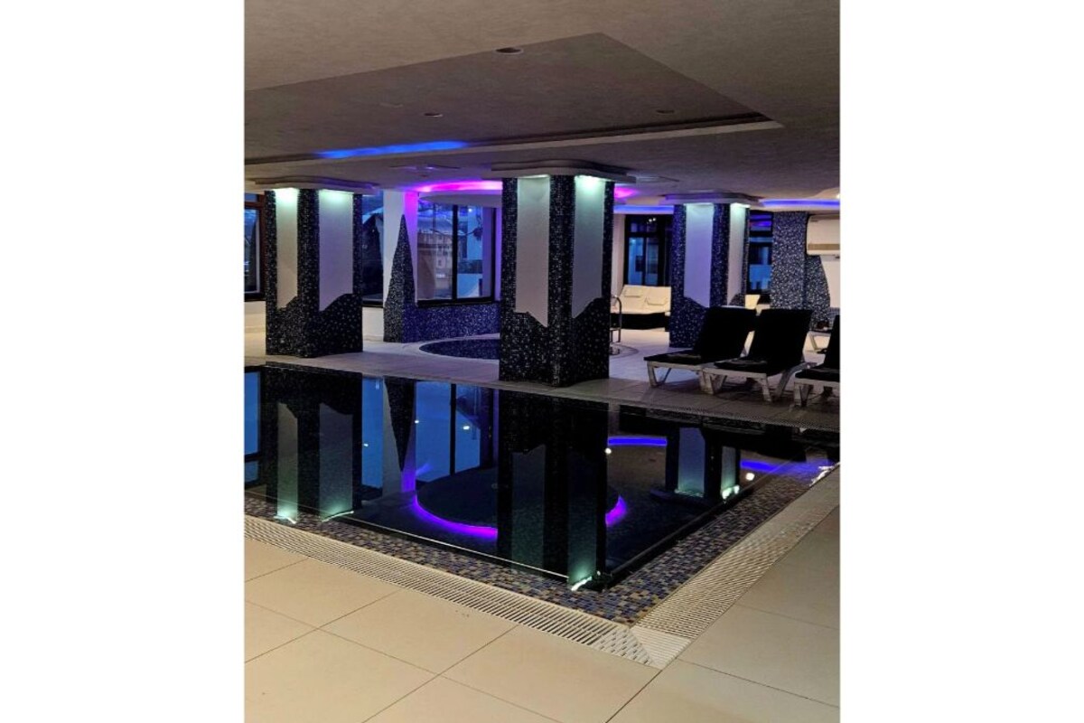 Habitación con 1 cama doble o 2 individuales | Piscina | Una piscina cubierta, una piscina al aire libre de temporada