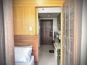 Room - Centrally-Located, Comfortable Apartment in Pasay (Pasay)