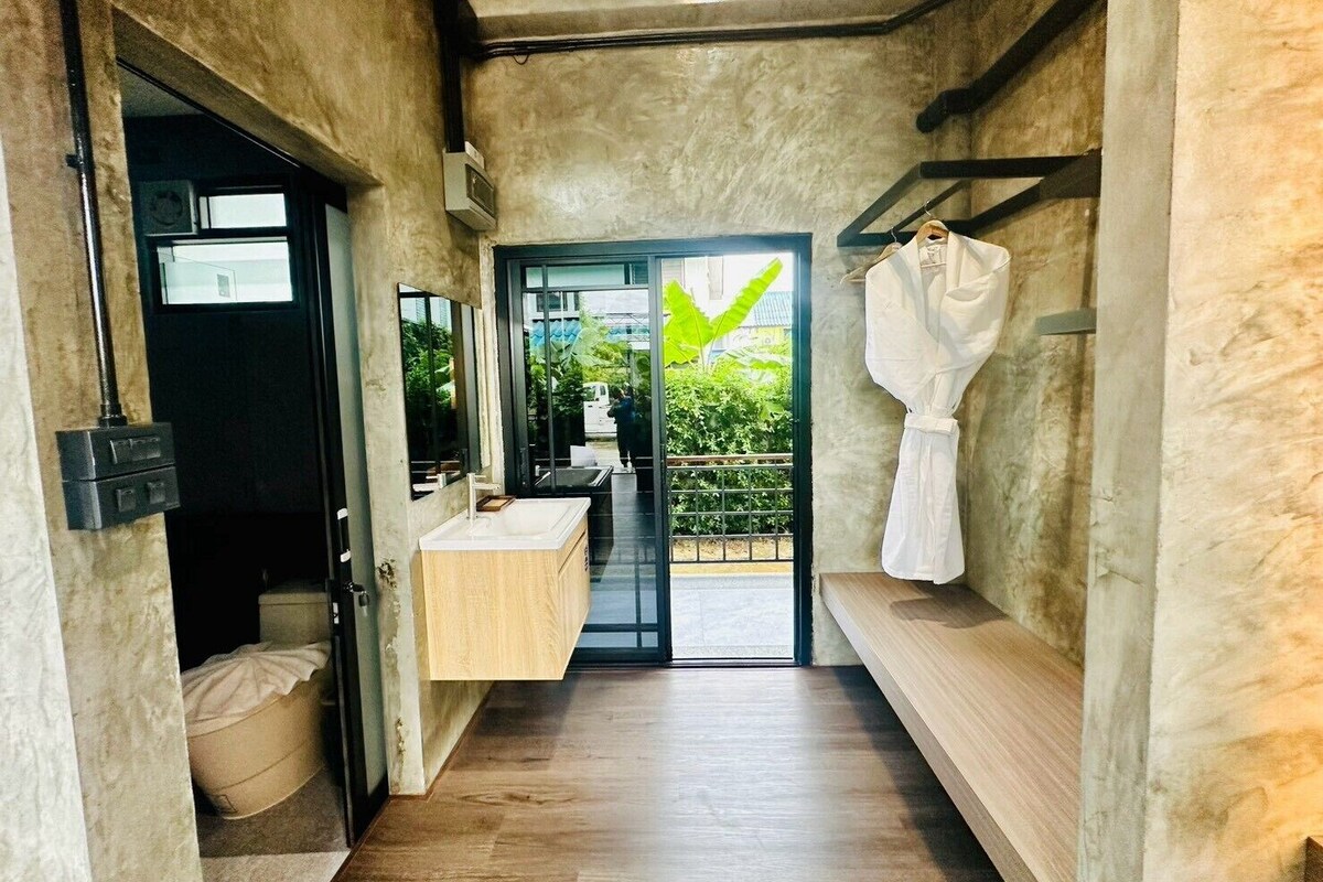 Habitación doble superior | Baño | Ducha, toallas, jabón y champú
