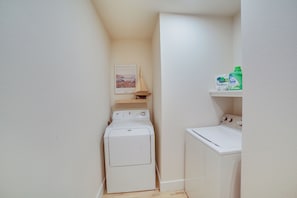 A laundry room with two washing machines, a drying rack, and a shelf with laundry detergent. - 7 Mi to Roaring River State Park! Gem w/ Fire Pit (Cassville)