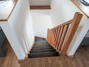 Eine Holztreppe mit Geländer, das zu einer Aussichtsplattform führt.
