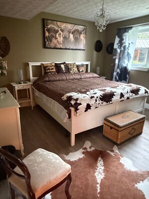 Iron/ironing board, internet, bed sheets - Serene 2-Bedroom Apartment with Private Entrance and Pool Access (Clinton)