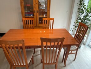 Un coin repas avec une table en bois et quatre chaises.
