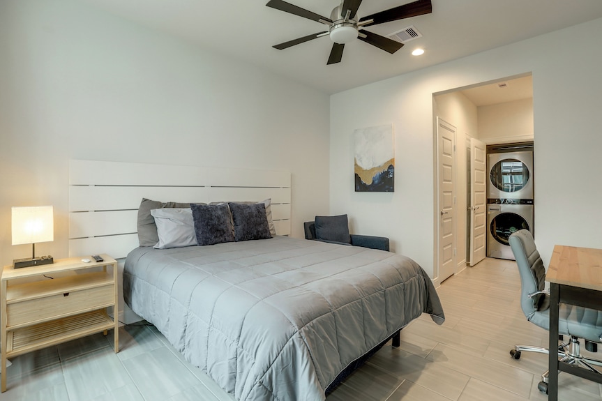 Work + Unwind Poolside! Nurse-ready Houston Rental - Houston, TX