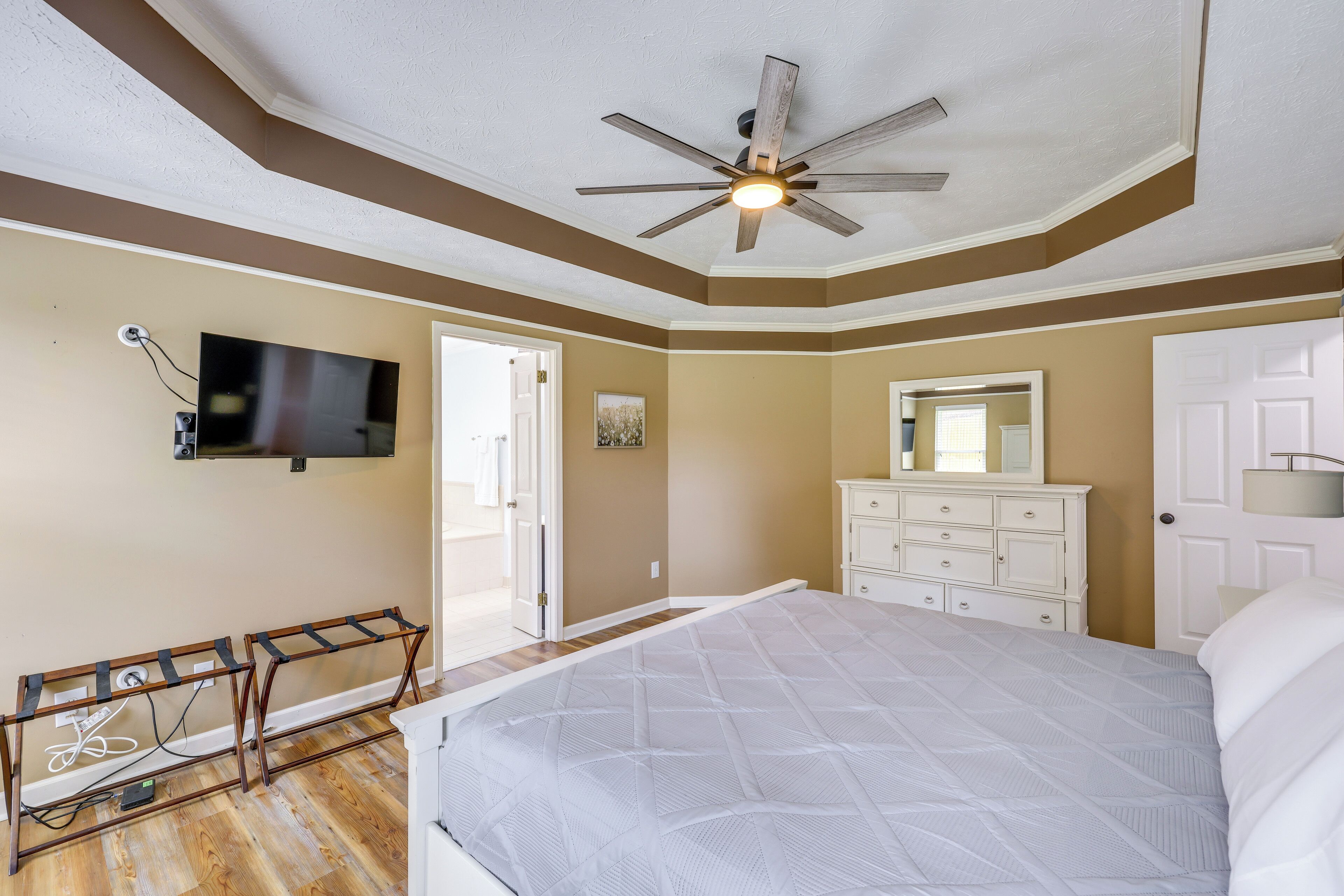 3 bedrooms, iron/ironing board, travel crib, internet