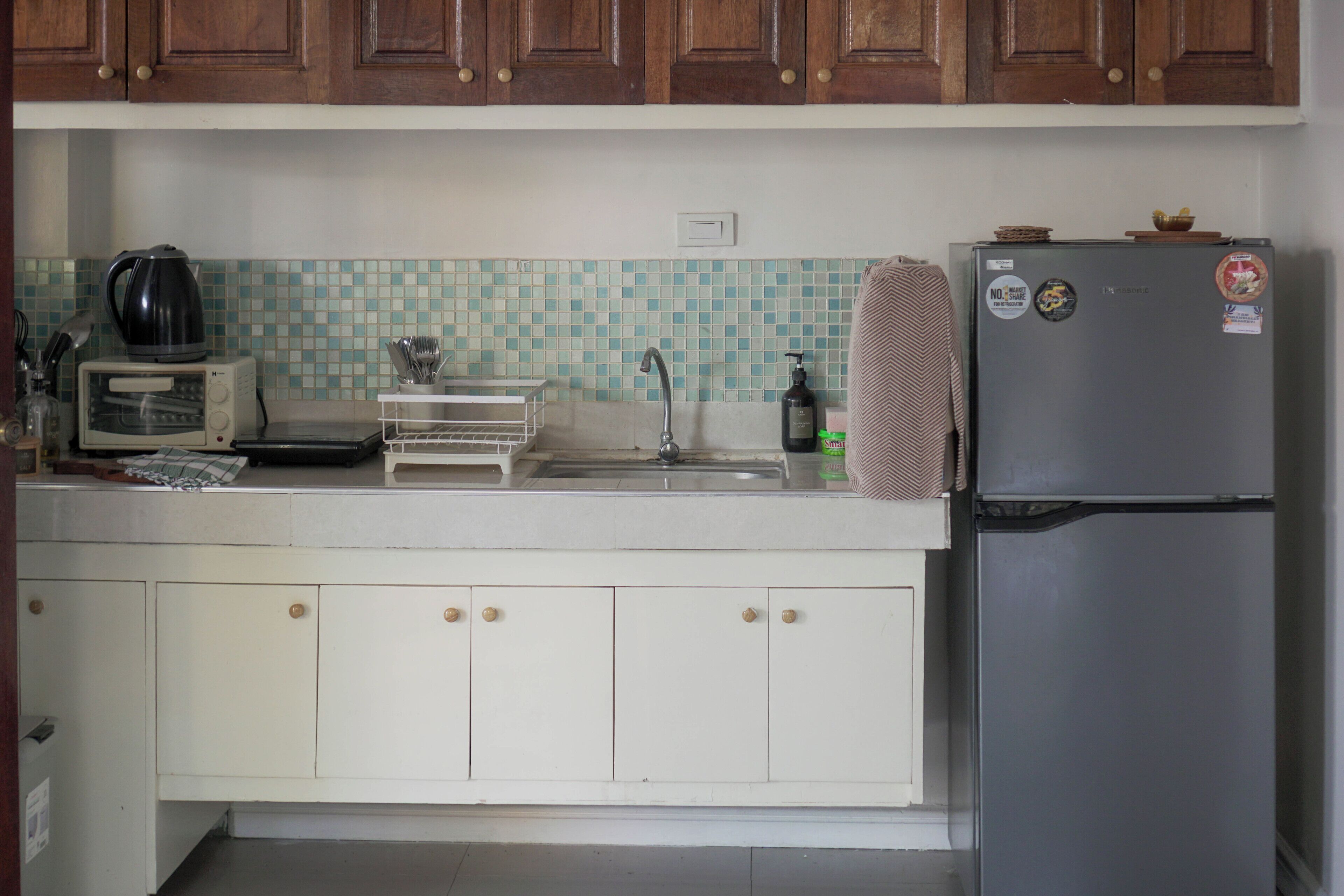 Refrigerador, parrilla de estufa, tostadora y utensilios de cocina 