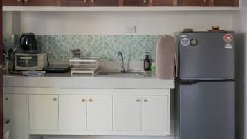 Refrigerador, parrilla de estufa, tostadora y utensilios de cocina