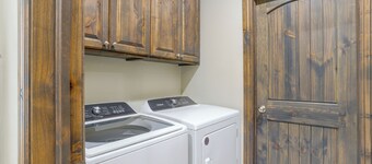 Group Getaway on Crowder Lake w/ Game Room!