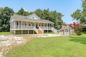 A two-story house with a covered porch and a separate cabin. - 3 Mi to Assateague Beach! Home w/ Furnished Deck (Chincoteague)