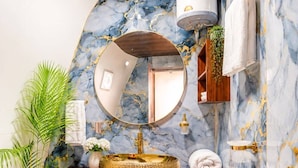 Combined shower/tub, free toiletries, towels, soap - The Cocoon Dhaar Chakrata (Chakrata)