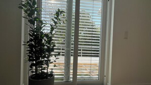 A room with a potted plant near a sliding glass door. - Open, Bright Apartment (Halle (Westfalen))