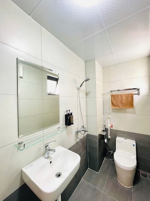 Shower, hair dryer, towels, soap - HAPU Apartment by PHM (Hanoi)