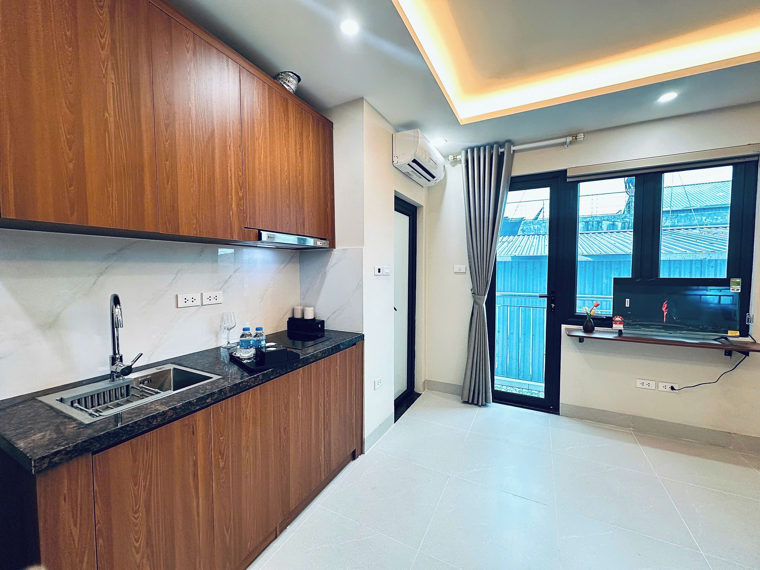 Deluxe Studio, City View | Private kitchen | Fridge, microwave, stovetop