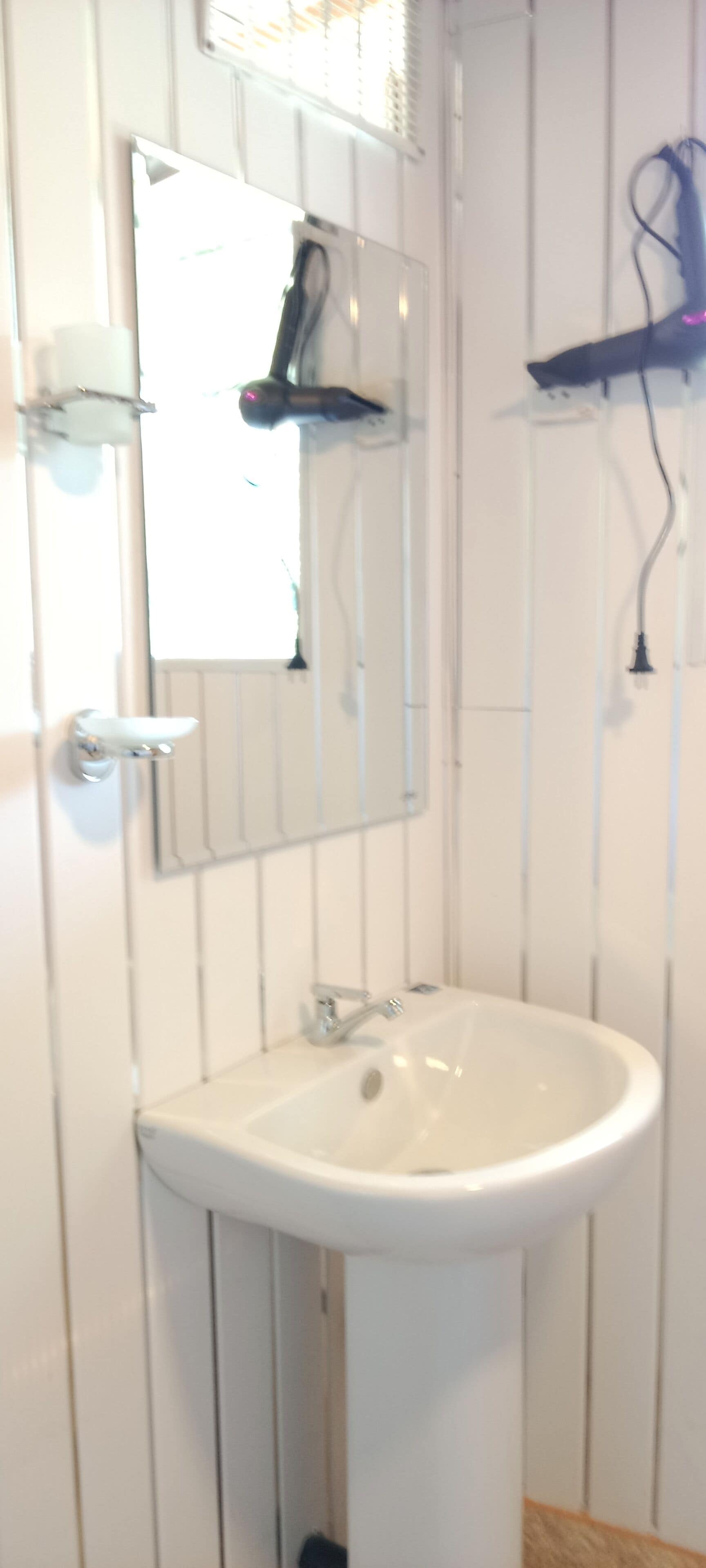 Habitació doble Deluxe, balcó, vistes a la muntanya | Bany | Dutxa, articles de tocador gratuïts, assecador de cabells i tovalloles 