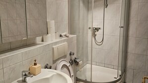 A modern bathroom with a glass-enclosed shower, a sink, and a toilet. - Nice small apartment for 2 in Kirkel with parking & quiet location (Kirkel)
