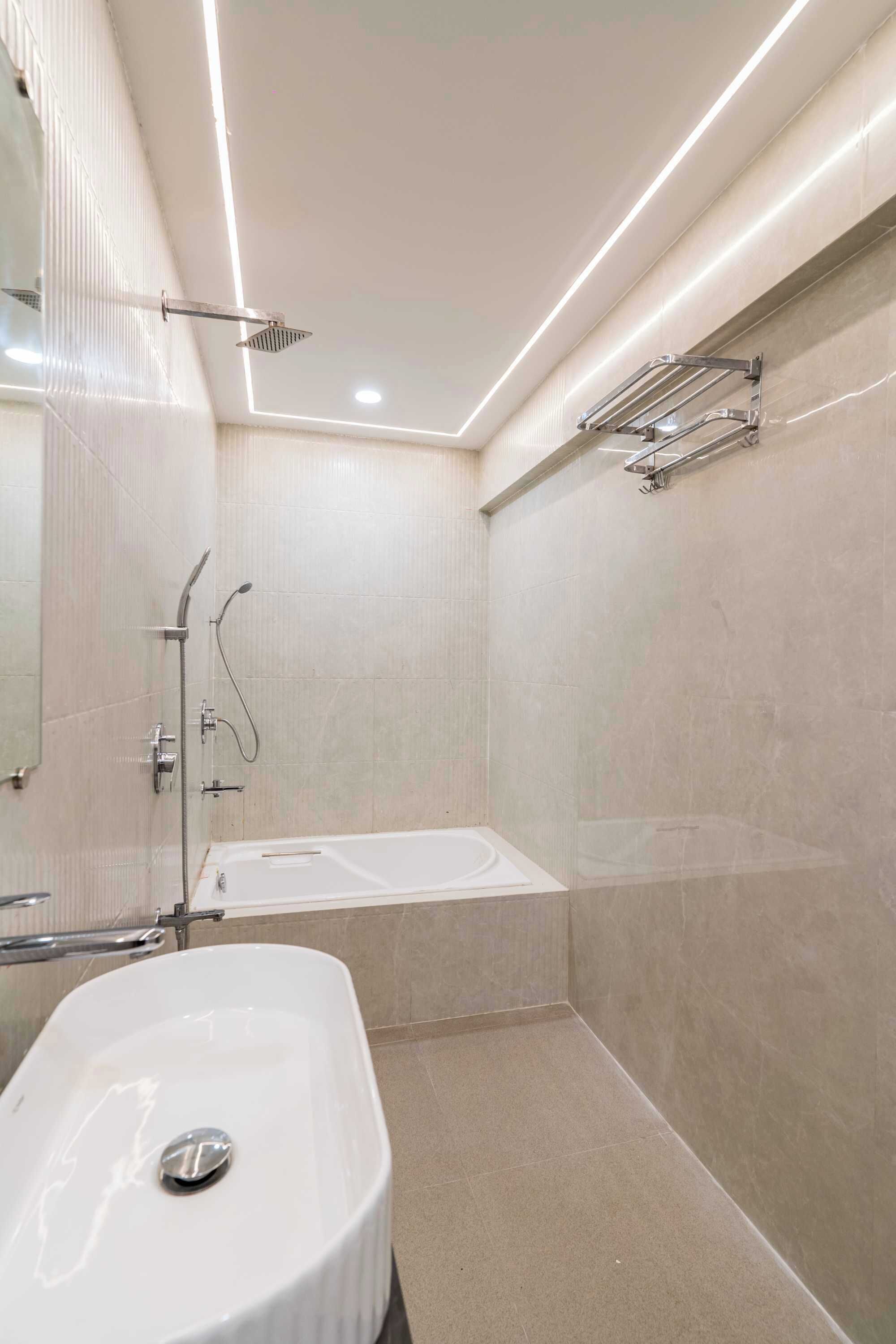 Une salle de bain moderne avec une baignoire, une douche et un lavabo.