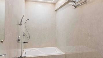Une salle de bain moderne avec une baignoire, une douche et un lavabo.