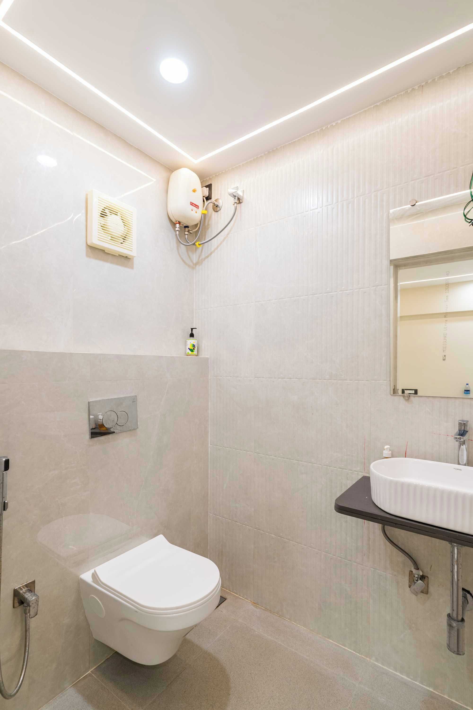 Un baño moderno con inodoro, ducha y lavabo.