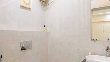 Un baño moderno con inodoro, ducha y lavabo.