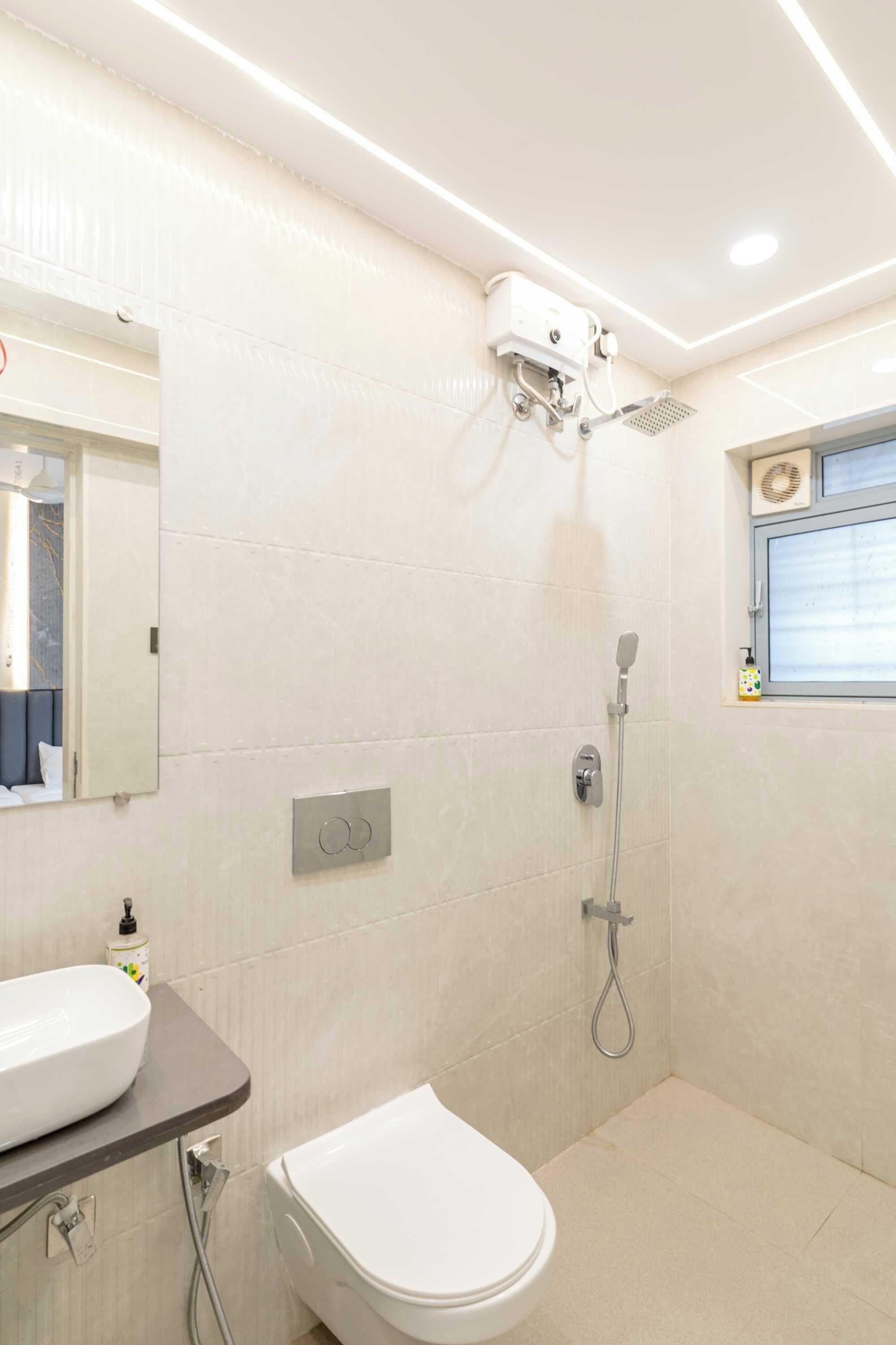 Deluxe Double or Twin Room | Bathroom | Shower, towels, soap, shampoo