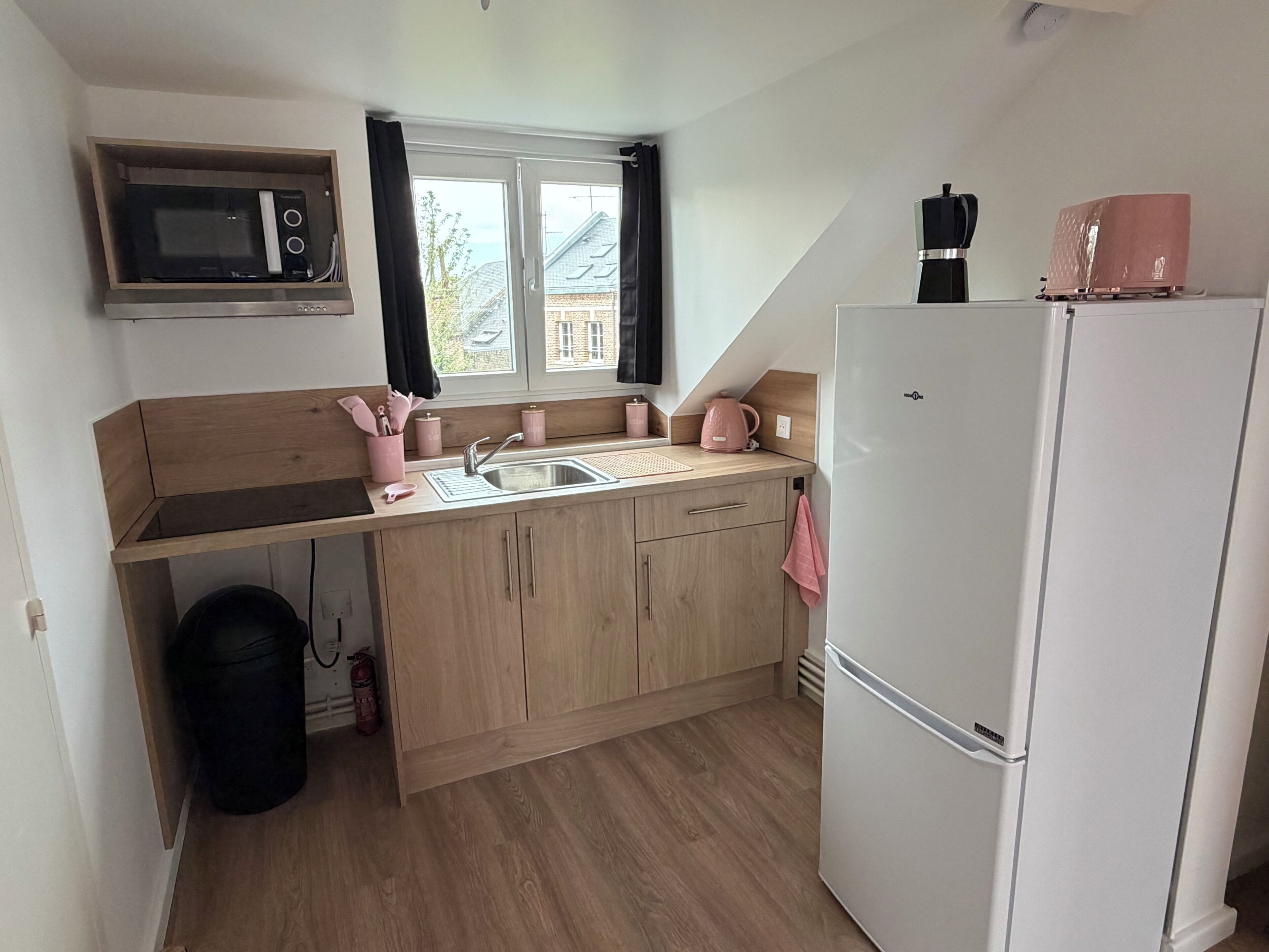 Coffee/tea maker, fridge, microwave, stovetop