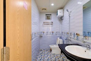 Douche, sèche-cheveux, serviettes fournies