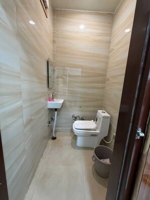 Family Room | Bathroom | Shower, free toiletries, soap, shampoo - Om Home Stay (Agra)