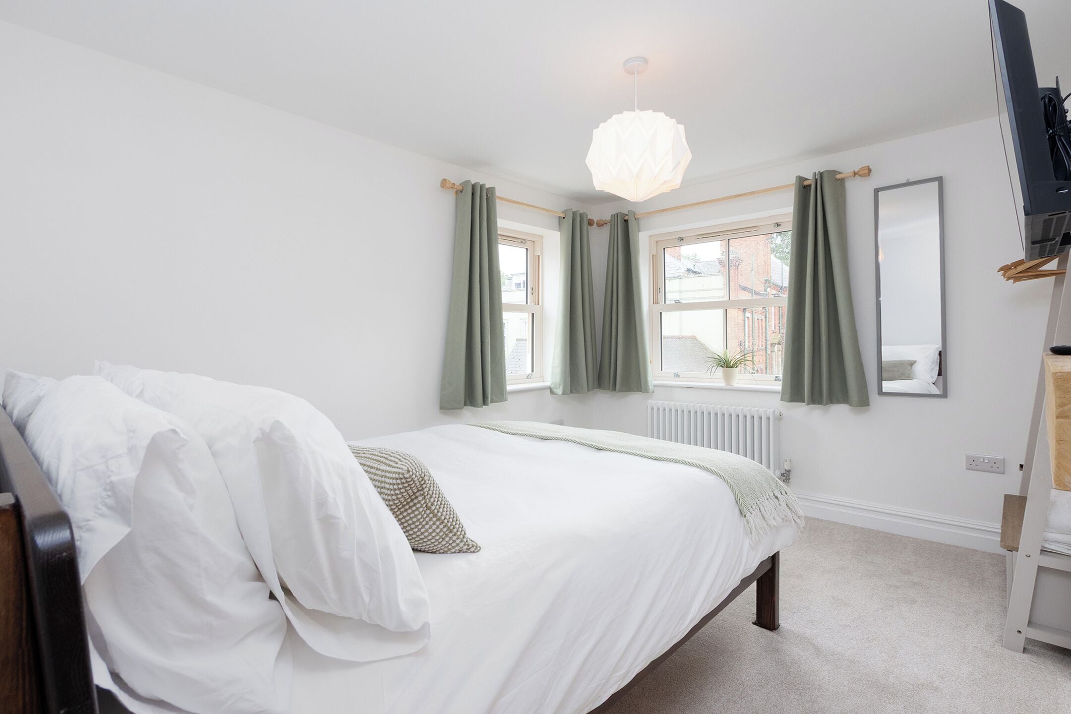 Iron/ironing board, WiFi, bed sheets