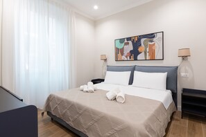 A hotel room with a bed, a painting, two bedside lamps, and a window with curtains. - Casa e Appartamento Vacanze Gallese 4 (Roma)