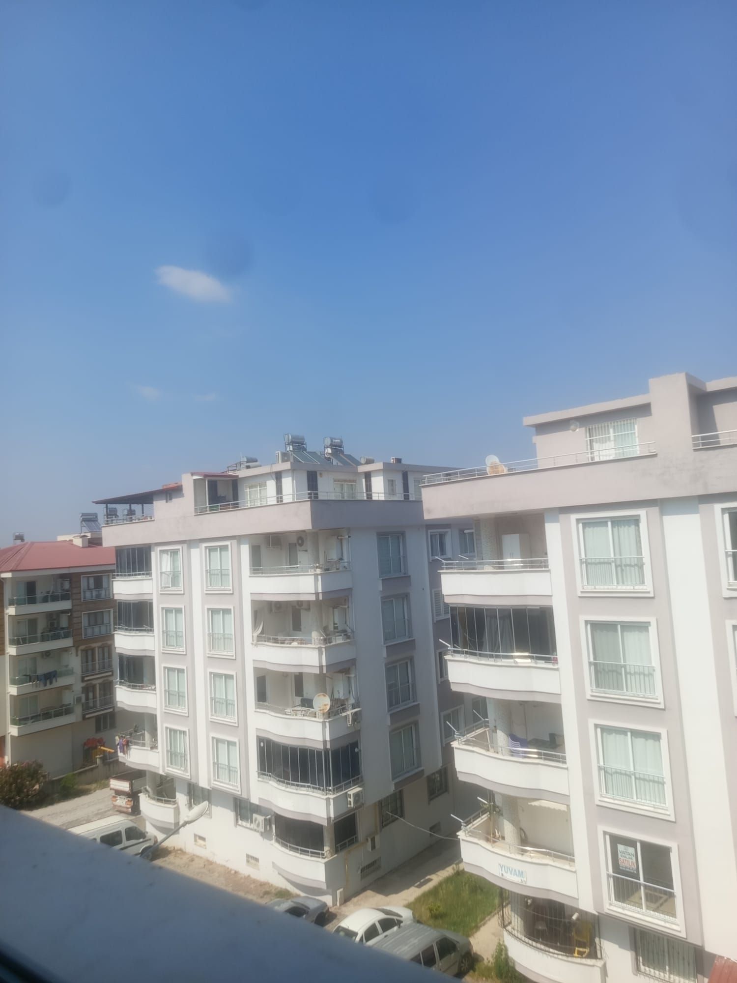 Un edificio residenziale a più piani con balconi e cielo sereno.