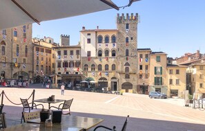 Outdoor dining - Nice home in Caprese Michelangelo (Caprese Michelangelo)