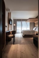Un dormitorio con una cama, un escritorio y una silla.