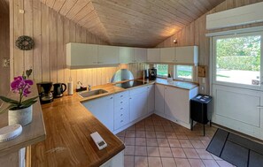 Wasserkocher mit Kaffee-/Teezubehör, Kühlschrank, Herdplatte