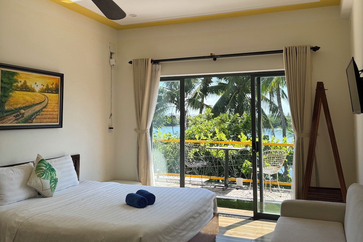 Blackout curtains, soundproofing, iron/ironing board, free WiFi