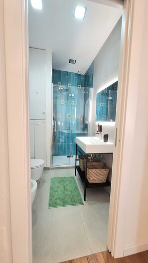 A bathroom with a shower, toilet, and sink. - At Vale's House (Pescocostanzo)