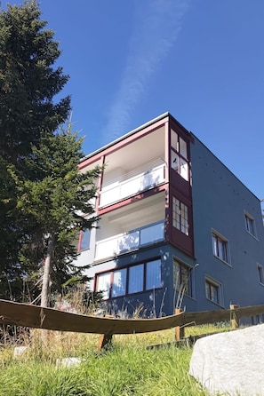 A multi-story building with balconies, a clear sky, and surrounding greenery. - Gollrad 2 Appartement/Fewo, Dusche, WC, 8-Bettwohnung 7-Bettwohnung/2-Zi-Whg. by Interhome (Arosa)